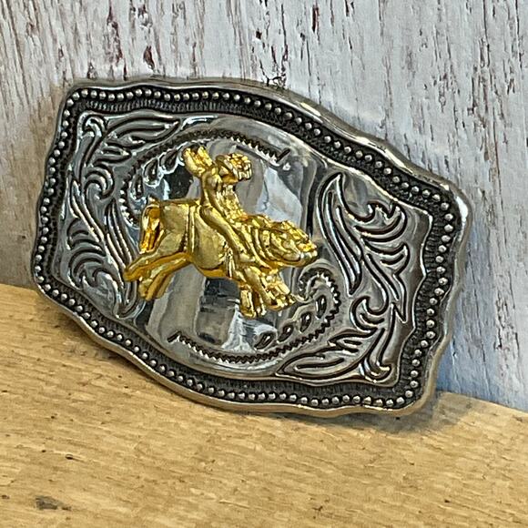 Western Bull‎ Riding Belt Buckle Ladies Bull Riding Goldtone on Silvertone - Picture 3 of 6
